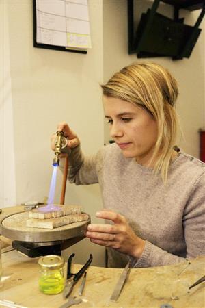 新進デザイナーが出している小さな店も多い。アトリエでの作業風景も見学させてもらった＝２０１５年１１月１７日、フィンランド・首都ヘルシンキ（倉谷清文さん撮影）