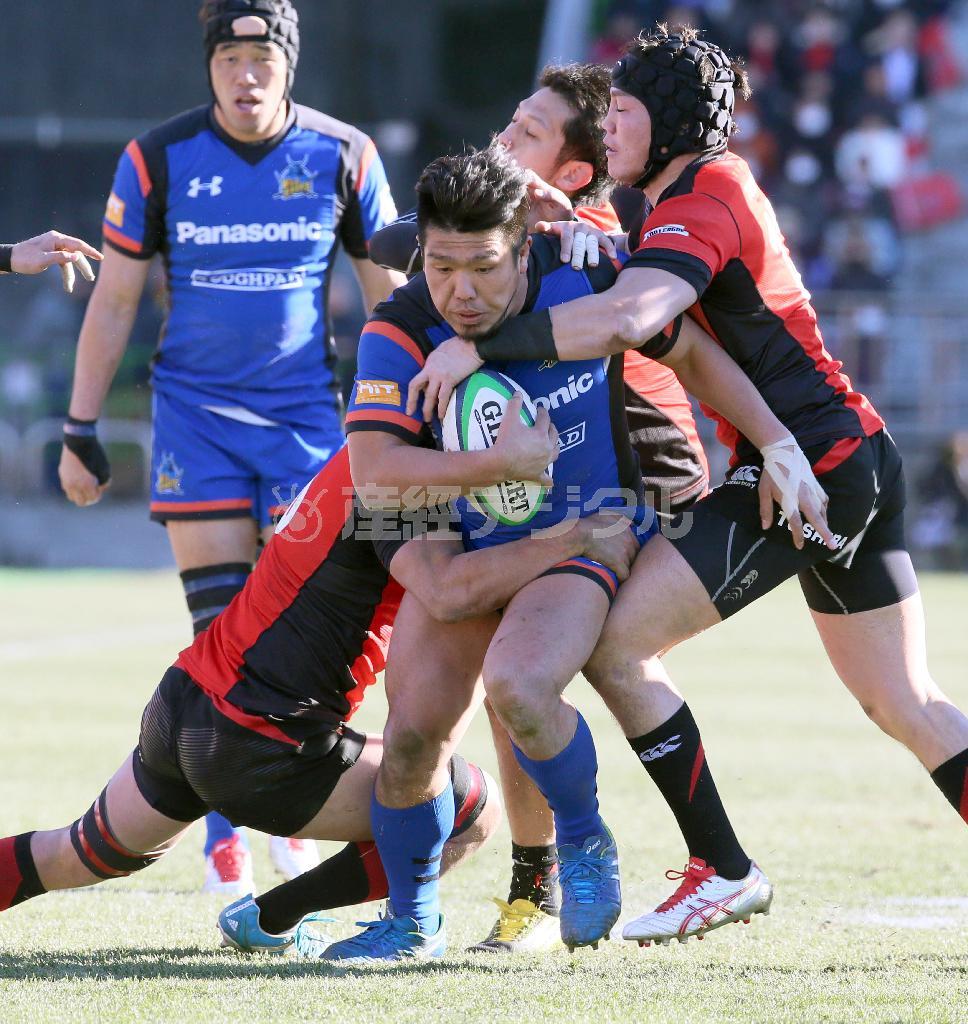 前半、突破を図るパナソニック・堀江翔太（中央）＝２０１６年１月２４日、東京都港区の秩父宮ラグビー場（塩浦孝明撮影）