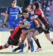 前半、突破を図るパナソニック・堀江翔太（中央）＝２０１６年１月２４日、東京都港区の秩父宮ラグビー場（塩浦孝明撮影）