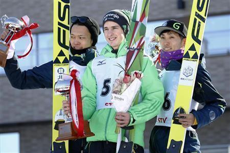 左から２位の竹内択（たく）、優勝したヤカ・フバラ、３位の伊東大貴（だいき）＝２０１６年１月２４日、北海道札幌市中央区の大倉山ジャンプ競技場（共同）