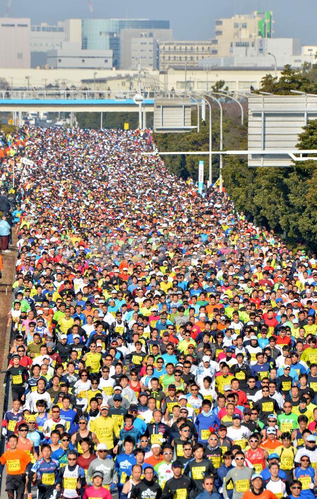 一斉にスタートするランナーたち＝２０１６年１月２４日、千葉県千葉市美浜区（三尾郁恵撮影）