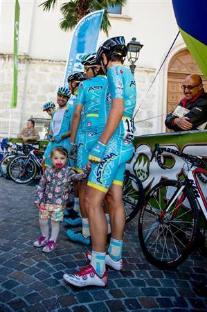 選手の子供が会場にやって来た。スタートサインを待つ少しのあいだ、選手は父親の顔になる＝イタリア・トレンティーノ＝アルト・アディジェ州（田中苑子さん撮影）