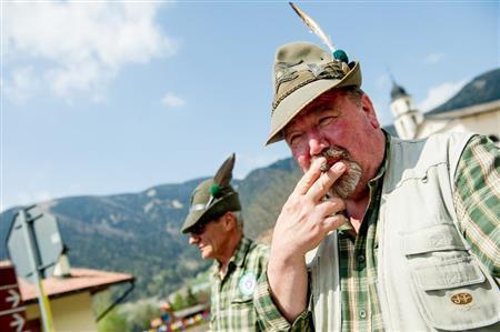 ゴール地点で警備に当たる地元の山岳警備隊。葉巻を吹かせて、選手たちの到着を待つ＝イタリア・トレンティーノ＝アルト・アディジェ州（田中苑子さん撮影）