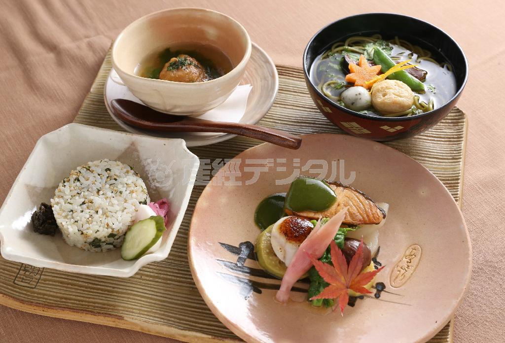 ４種類の宇治茶の味わいが楽しめる「菟道（うじ）御膳」＝２０１５年１２月１８日、京都府宇治市（志儀駒貴撮影）