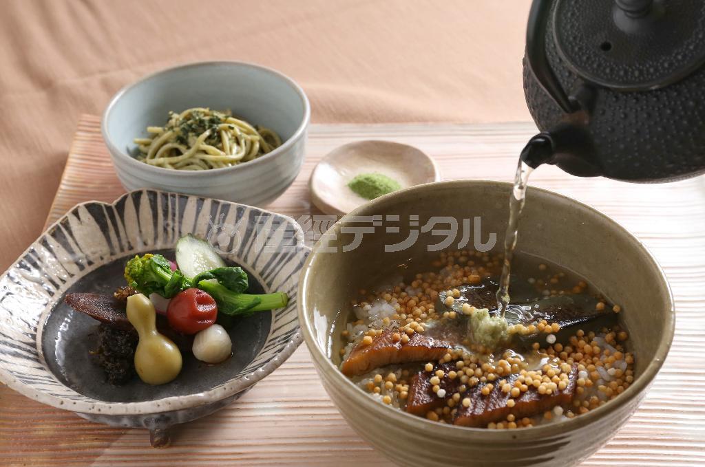 かぶせ茶でさっぱり楽しむ「茶漬け御膳」。７種の香の物の歯ごたえもアクセント。お好みで抹茶塩も＝２０１５年１２月１８日、京都府宇治市（志儀駒貴撮影）