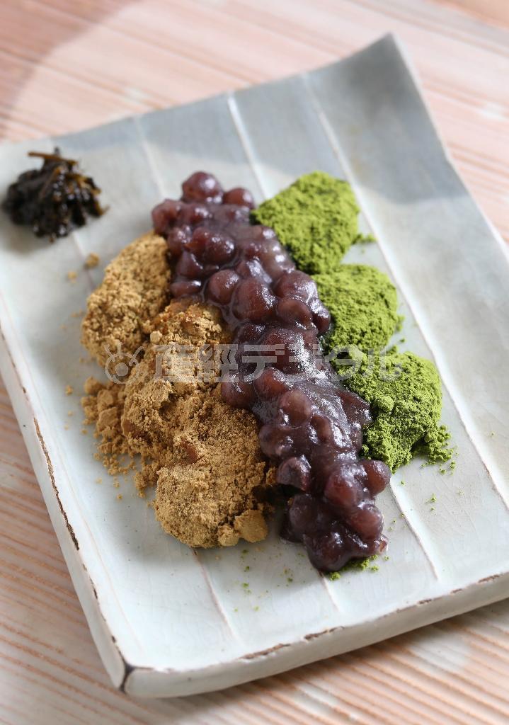 抹茶、煎茶、ほうじ茶を練り込んだ３種の味を食べ比べできる「茶の香もち」＝２０１５年１２月１８日、京都府宇治市（志儀駒貴撮影）