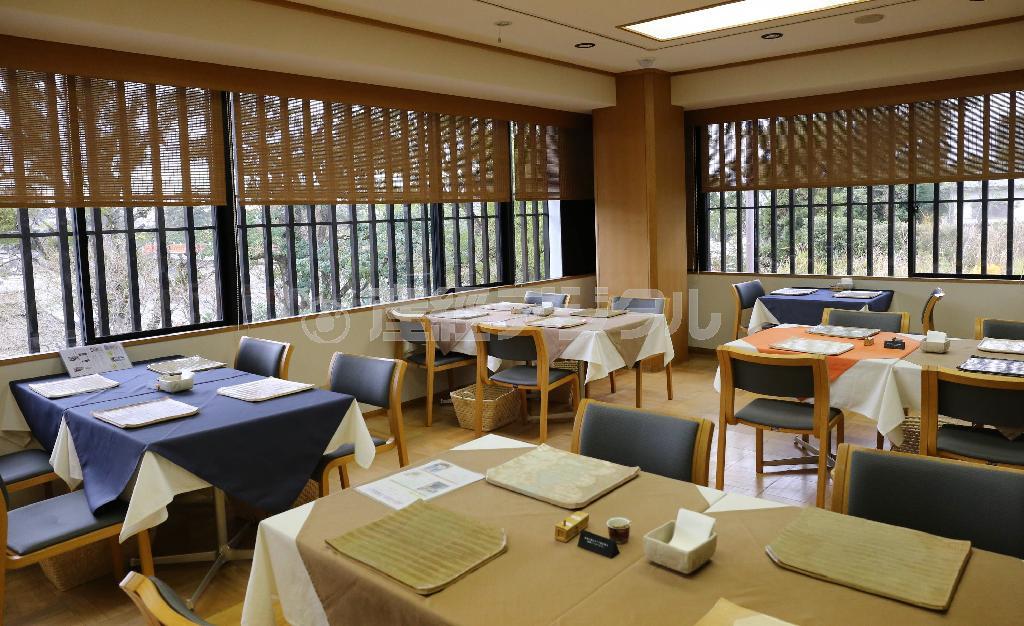 窓越しに宇治川の悠久の流れや対岸の平等院を望む店内＝２０１５年１２月１８日、京都府宇治市（志儀駒貴撮影）