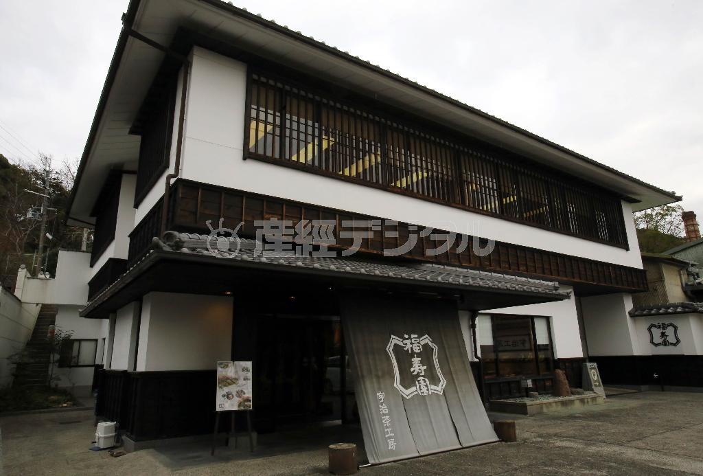 宇治川右岸に建つ福寿園「宇治茶工房」。１階にショップ、２階に茶寮と体験工房がある＝２０１５年１２月１８日、京都府宇治市（志儀駒貴撮影）