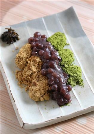 抹茶、煎茶、ほうじ茶を練り込んだ３種の味を食べ比べできる「茶の香もち」＝２０１５年１２月１８日、京都府宇治市（志儀駒貴撮影）