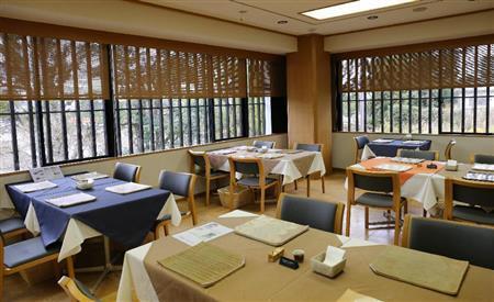 窓越しに宇治川の悠久の流れや対岸の平等院を望む店内＝２０１５年１２月１８日、京都府宇治市（志儀駒貴撮影）