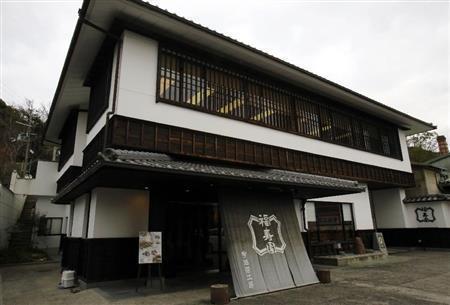 宇治川右岸に建つ福寿園「宇治茶工房」。１階にショップ、２階に茶寮と体験工房がある＝２０１５年１２月１８日、京都府宇治市（志儀駒貴撮影）