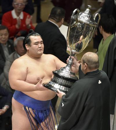 日本出身力士として１０年ぶりの優勝を果たし、日本相撲協会の八角理事長から賜杯を受け取る大関琴奨菊＝２４日、東京・両国国技館