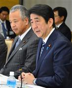 産業競争力会議に臨む安倍晋三首相（右）と甘利明経済再生担当相＝２５日午後、首相官邸（斎藤良雄撮影）