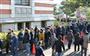 野々村竜太郎被告の初公判の傍聴券を求め、並ぶ人たち＝２６日午前、神戸市中央区の神戸地裁（南雲都撮影）