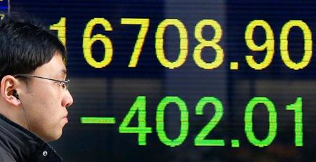 日経平均株価の終値を示す電光掲示ボード＝２６日、東京（ＡＰ）