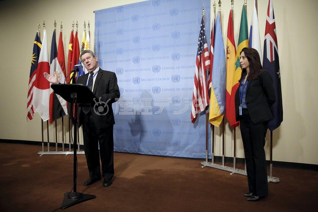 北朝鮮による４回目の核実験を受けて、国連安保理緊急会合後に声明を読み上げる１月の議長国ウルグアイのエルビオ・ロセッリ国連大使。今後、実効ある対北制裁を打ち出せるか、国際社会の本気度が問われている＝２０１６年１月６日、米ニューヨーク（ロイター）