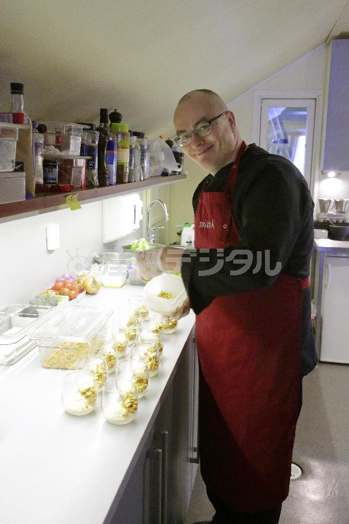 プロの陶芸家であり料理家でもあるジャーモ・ピッカネンさんのレストラン「ＴＵＮＤＲＡ」を訪ねた＝２０１５年１１月２０日、フィンランド・クーサモ（倉谷清文さん撮影）