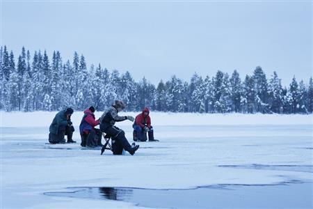 地元の人々の楽しみは凍った湖での魚釣りだ。ドリルで氷に穴をあけ、獲物がかかるのを辛抱強く待ち続ける=2015年11月18日、フィンランド・クーサモ(倉谷清文さん撮影)