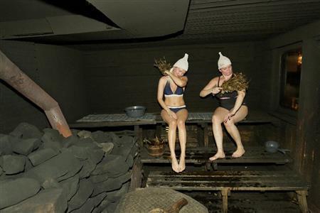 汗が噴き出した身体を、白樺の小枝でバサバサ叩く。血行がよくなり、肌にもいいそうだ=2015年11月19日、フィンランド・クーサモ(倉谷清文さん撮影)