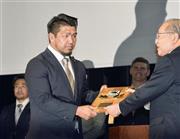 ラグビー・トップリーグの年間表彰式で、２度目のＭＶＰに選ばれた堀江翔太選手＝２０１６年１月２５日、東京都中央区（共同）