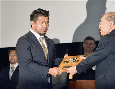 ラグビー・トップリーグの年間表彰式で、２度目のＭＶＰに選ばれた堀江翔太選手＝２０１６年１月２５日、東京都中央区（共同）