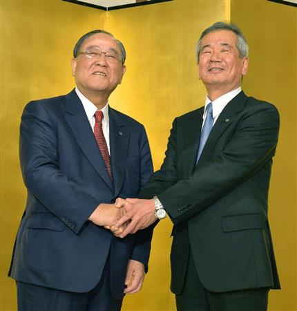 記者会見を終え、握手するキヤノンの御手洗冨士夫会長兼社長最高経営責任者（左）と真栄田雅也専務＝２７日午後、東京都千代田区