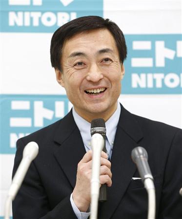 笑顔で記者会見する、ニトリホールディングスの社長に昇格する白井俊之副社長＝２６日午後、東京都北区