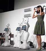 ペッパーだけで接客する携帯電話ショップのデモンストレーションで、ペッパーと一緒に一発ギャグを披露する女優の広瀬すずさん（右）＝２７日、東京都港区