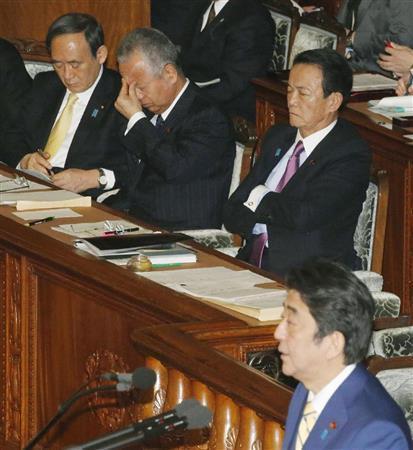 衆院本会議で険しい表情を見せる甘利明（あまり・あきら）経済再生相（奥中央）。手前は答弁する安倍晋三（しんぞう）首相＝２０１６年１月２６日午後（共同）