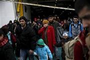 ギリシャの首都アテネへの海の玄関口、ピレウスに到着した難民ら＝２０１６年１月２３日、ギリシャ（ロイター）