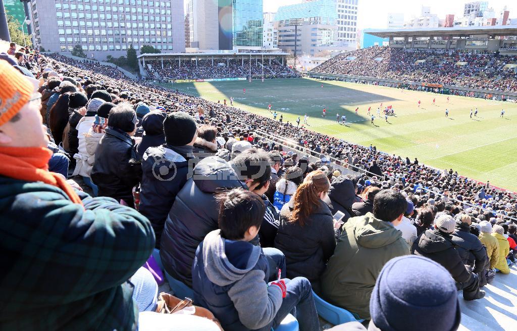 トップリーグの決勝、３位決定戦が行われた秩父宮ラグビー場のスタンドは満員のラグビーファンで埋まった＝２０１６年１月２４日、東京都港区（塩浦孝明撮影）