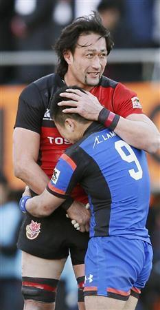 勝って泣く田中史朗（ふみあき）を、敗れた大野均（ひとし）が抱く。大野の左手は田中の頭に、田中の左手は大野の腰に。２人の右手は腹の前で、がっしりと握り合わされていた＝２０１６年１月２４日、東京都港区の秩父宮ラグビー場（共同）