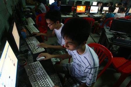 首都ハノイにあるインターネットカフェ。ベトナムは、コンピューター安全対策の強化が急務だ（ＡＰ）
