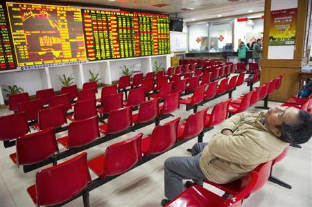 中国海南省海口市の証券会社で仮眠をとる個人投資家＝２７日（共同）