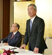 記者会見に臨むキヤノンの真栄田雅也専務。左は御手洗冨士夫会長兼社長兼最高経営責任者＝２７日正午すぎ、東京都千代田区