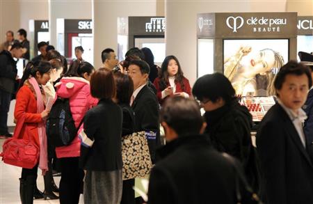 三越銀座店の空港型免税店「ＪａｐａｎＤｕｔｙＦｒｅｅＧＩＮＺＡ」。オープン初日から外国人旅行客らで混み合った＝２７日、東京都中央区