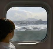 北海道新幹線の報道関係者向け試乗会で、走行中のＨ５系車両から見えた函館山＝２８日午前、北海道北斗市