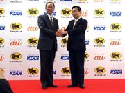 物流事業での提携を発表したヤマトＨＤの山内雅喜社長とＫＤＤＩの田中孝司社長（左）＝２７日、相模原市緑区