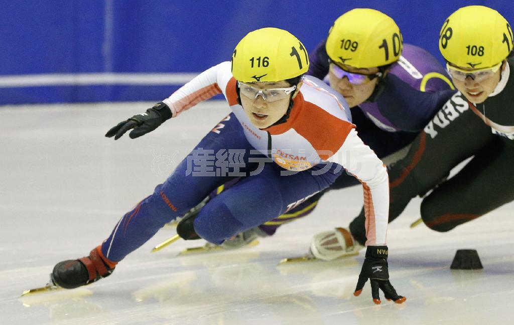 ショートトラック成年女子１０００メートル決勝優勝した長野の菊池悠希（ゆうき、手前）＝２０１６年１月２７日、岩手県二戸市の県立県北青少年の家スケート場（共同）