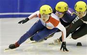 ショートトラック成年女子１０００メートル決勝優勝した長野の菊池悠希（ゆうき、手前）＝２０１６年１月２７日、岩手県二戸市の県立県北青少年の家スケート場（共同）