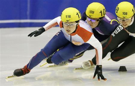 ショートトラック成年女子１０００メートル決勝優勝した長野の菊池悠希（ゆうき、手前）＝２０１６年１月２７日、岩手県二戸市の県立県北青少年の家スケート場（共同）