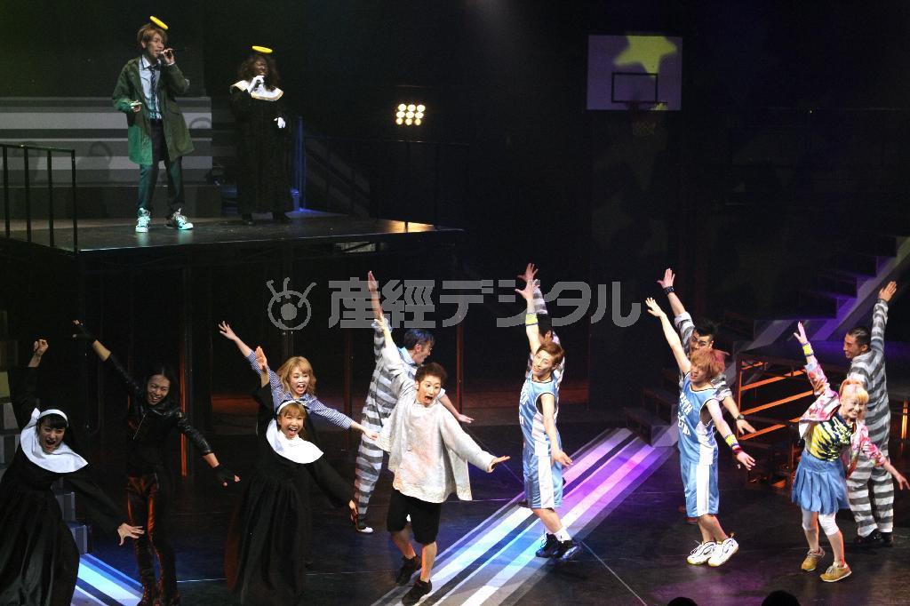 ダンスエンターテインメント集団「梅棒」の第５回公演「ＯＭＧ（オーマイガー）」。舞台をアメリカに移し、大学のバスケット部とギャング集団とＣＩＡ捜査班という３つのグループが織りなすストーリーをコミカルに仕上げた＝２０１６年１月１６日、東京都武蔵野市の吉祥寺シアター（田中幸美撮影）