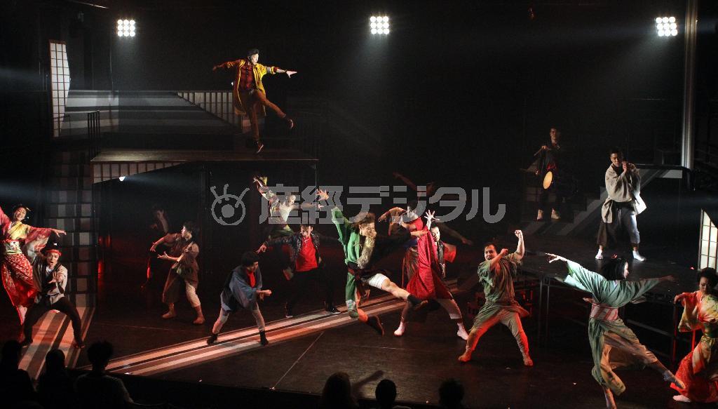 ダンスエンターテインメント集団「梅棒」の第５回、公演「風桶」。現代のロックバンドのメンバーが３００年前の江戸時代の日本にタイムスリップして大暴れする奇想天外なストーリーを、せりふのない芝居とダンスで綴った初の時代劇だ＝２０１６年１月１７日、東京都武蔵野市の吉祥寺シアター（田中幸美撮影）