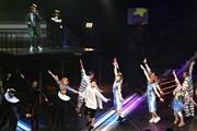 ダンスエンターテインメント集団「梅棒」の第５回公演「ＯＭＧ（オーマイガー）」。舞台をアメリカに移し、大学のバスケット部とギャング集団とＣＩＡ捜査班という３つのグループが織りなすストーリーをコミカルに仕上げた＝２０１６年１月１６日、東京都武蔵野市の吉祥寺シアター（田中幸美撮影）