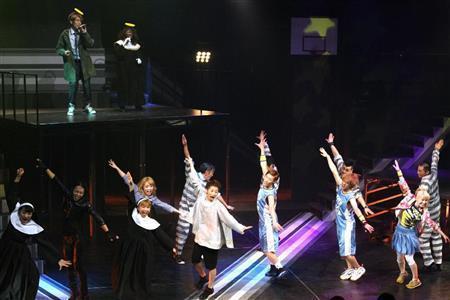 ダンスエンターテインメント集団「梅棒」の第５回公演「ＯＭＧ（オーマイガー）」。舞台をアメリカに移し、大学のバスケット部とギャング集団とＣＩＡ捜査班という３つのグループが織りなすストーリーをコミカルに仕上げた＝２０１６年１月１６日、東京都武蔵野市の吉祥寺シアター（田中幸美撮影）