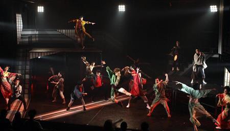ダンスエンターテインメント集団「梅棒」の第５回、公演「風桶」。現代のロックバンドのメンバーが３００年前の江戸時代の日本にタイムスリップして大暴れする奇想天外なストーリーを、せりふのない芝居とダンスで綴った初の時代劇だ＝２０１６年１月１７日、東京都武蔵野市の吉祥寺シアター（田中幸美撮影）