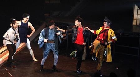 ３００年前にタイムスリップした科学者テスタロッサ（右端）とロックバンド「夜桜前線」のメンバー、ランボルギーニ（右から２年目）。ランボルギーニに憧れる町人、甘之丞（右から３人目）のやりとりも笑いを誘う＝２０１６年１月１７日、東京都武蔵野市の吉祥寺シアター（田中幸美撮影）