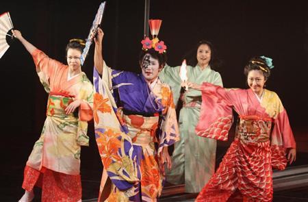 個性豊かな客演陣のダンスや演技も風桶の見どころとなっている＝２０１６年１月１７日、東京都武蔵野市の吉祥寺シアター（田中幸美撮影）