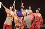 個性豊かな客演陣のダンスや演技も風桶の見どころとなっている＝２０１６年１月１７日、東京都武蔵野市の吉祥寺シアター（田中幸美撮影）
