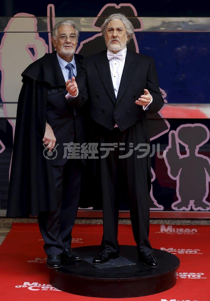 自身のろう人形の隣に立つプラシド・ドミンゴ氏（左）＝２０１６年１月２３日、スペイン・首都マドリード（ロイター）